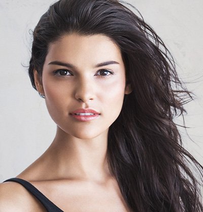 mujer morena pelo largo